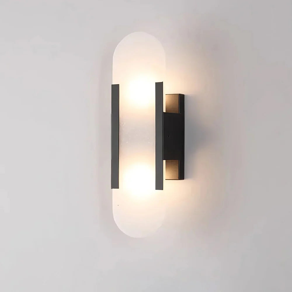مصباح حائط من المرمر بتصميم هندسي متناغم