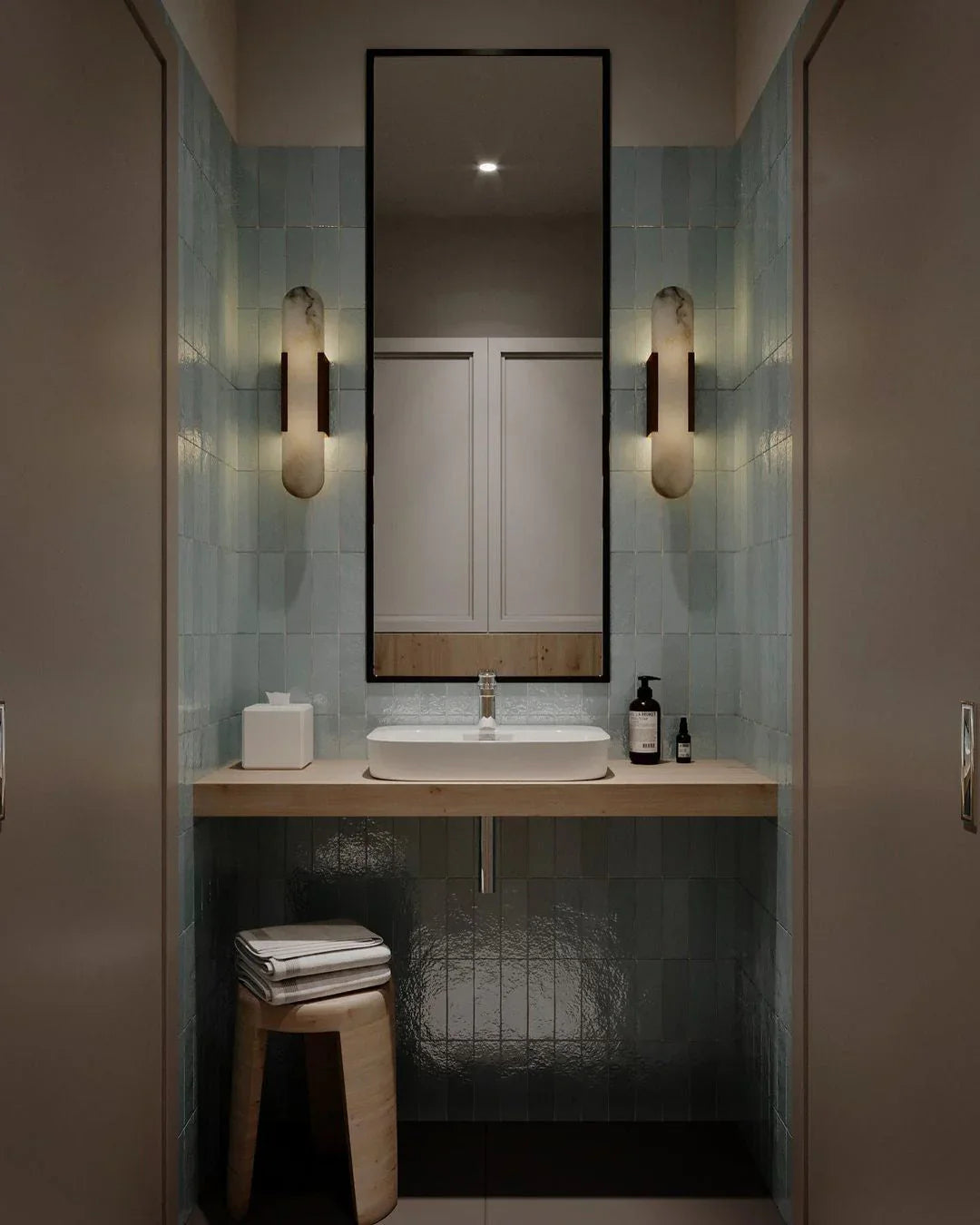 مصباح حائط من المرمر بتصميم هندسي متناغم