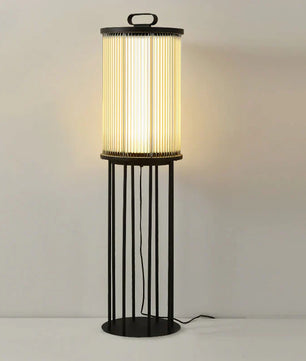 مصباح أرضي يعمل بالطاقة الشمسية من Line Glass Lantern