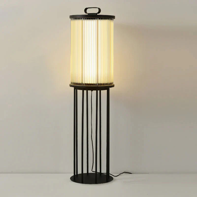 مصباح أرضي يعمل بالطاقة الشمسية من Line Glass Lantern