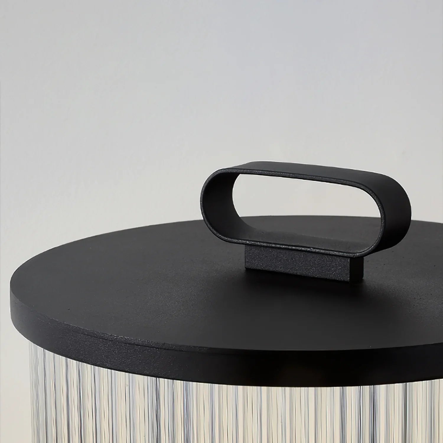 مصباح أرضي يعمل بالطاقة الشمسية من Line Glass Lantern