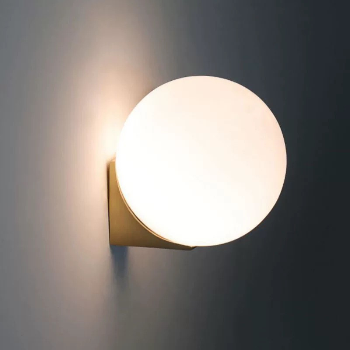 مصباح حائط زجاجي هندسي بسيط