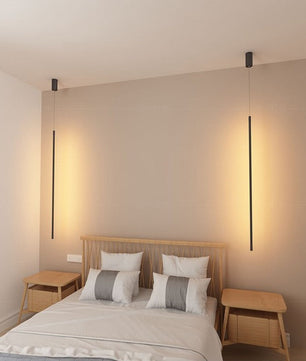 وحدة إضاءة LED خطية سوداء معلقة بجانب السرير في المطبخ