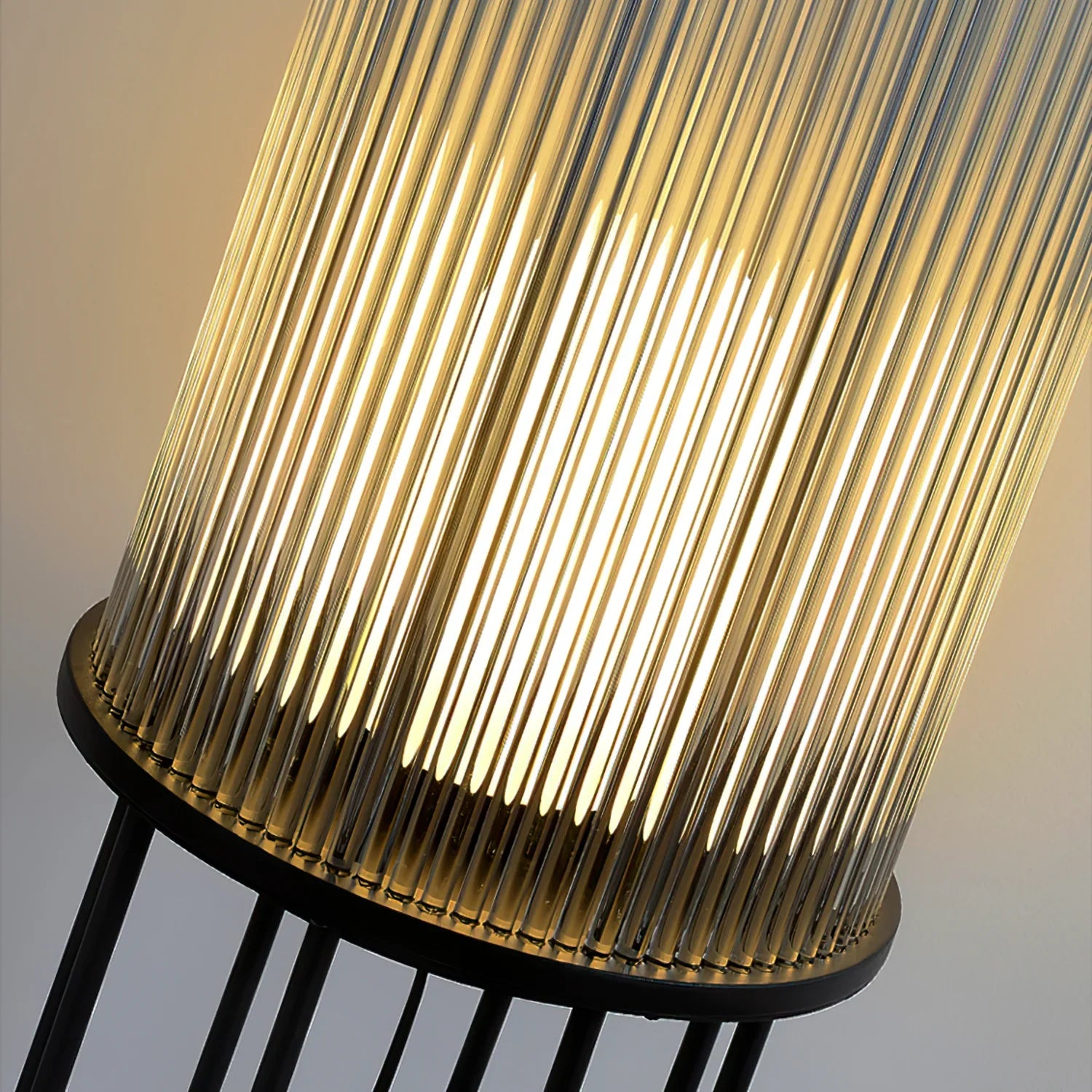 مصباح أرضي يعمل بالطاقة الشمسية من Line Glass Lantern