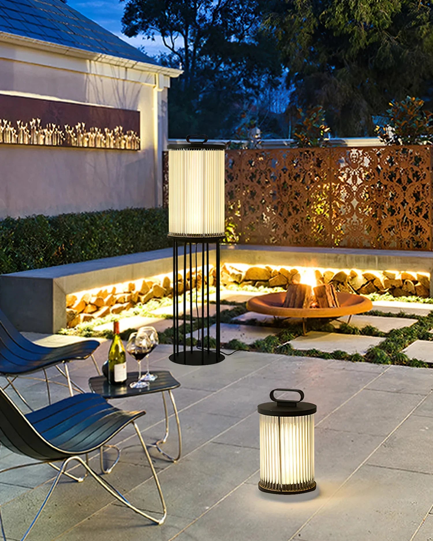 مصباح أرضي يعمل بالطاقة الشمسية من Line Glass Lantern