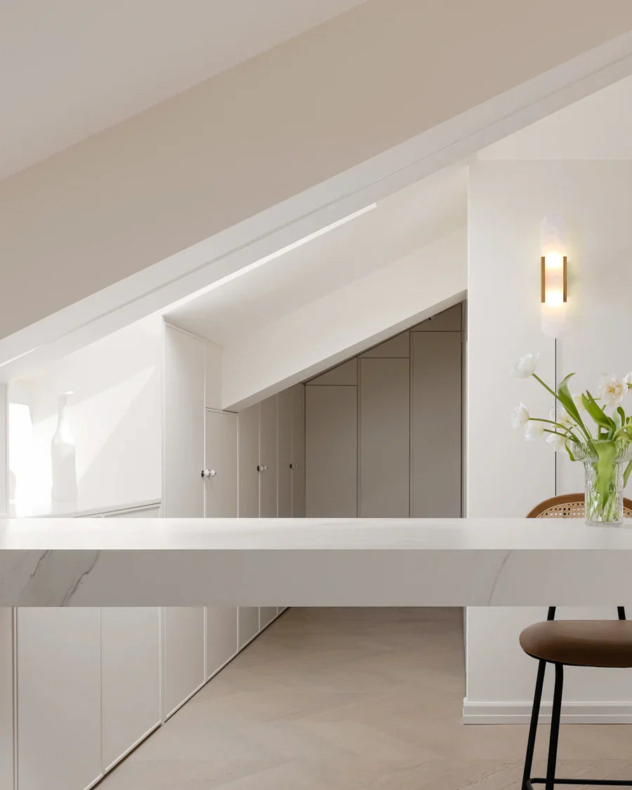 مصباح حائط من المرمر بتصميم هندسي متناغم
