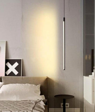 وحدة إضاءة LED خطية سوداء معلقة بجانب السرير في المطبخ