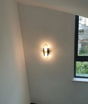 مصباح حائط من المرمر بتصميم هندسي متناغم