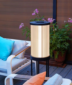 مصباح أرضي يعمل بالطاقة الشمسية من Line Glass Lantern