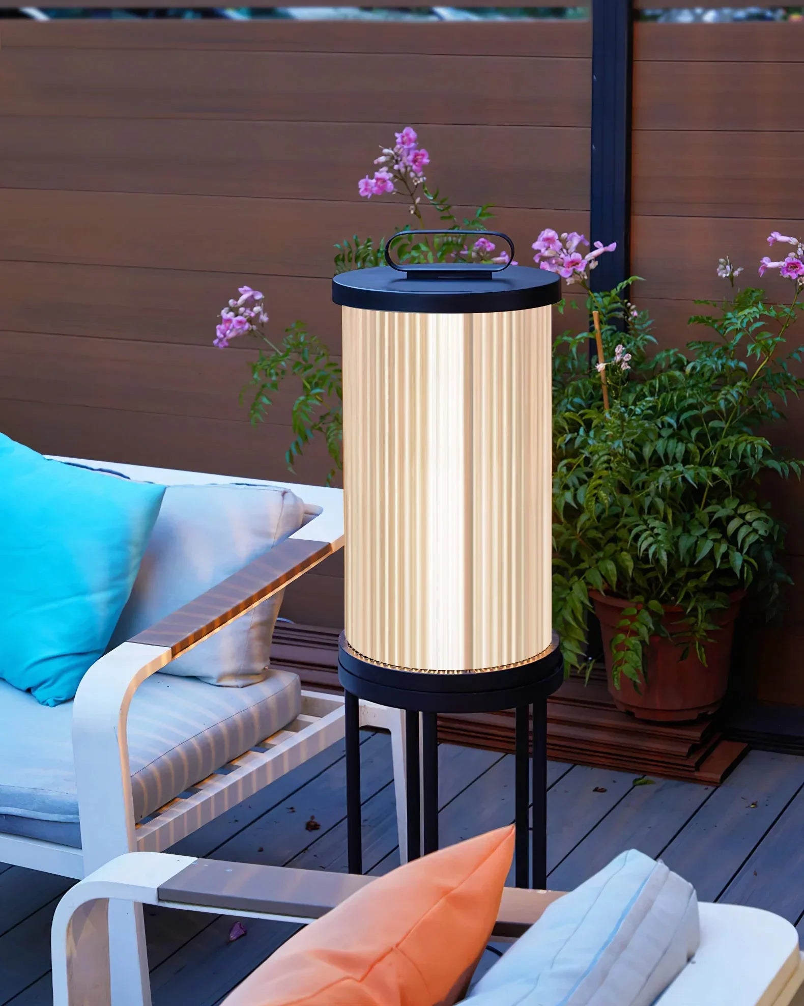 مصباح أرضي يعمل بالطاقة الشمسية من Line Glass Lantern